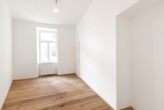 TOP ANGEBOT! Preiswerter 2-Zimmer Altbau-Erstbezug mit Balkon-Option! - Bild