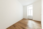 TOP ANGEBOT! Preiswerter 2-Zimmer Altbau-Erstbezug mit Balkon-Option! - Bild