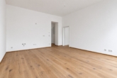 Bild - Seltene Altbau-Gelegenheit | Sanierte 3-Zimmer-Wohnung mit Loggia