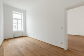 Bild - Seltene Altbau-Gelegenheit | Sanierte 3-Zimmer-Wohnung mit Loggia