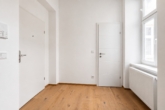 Bild - Seltene Altbau-Gelegenheit | Sanierte 3-Zimmer-Wohnung mit Loggia