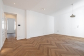 Traumhafte Altbau-Wohnung mit BALKON! Perfekte Raumaufteilung! - Bild