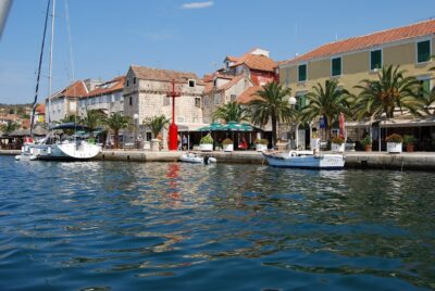 Ferienhaus mit 3 Apartments und Meerblick in Milna, Insel Brac, Kroatien, 21405 Milna (Kroatien), Ferienhaus